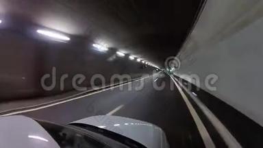 快速驾驶汽车在隧道